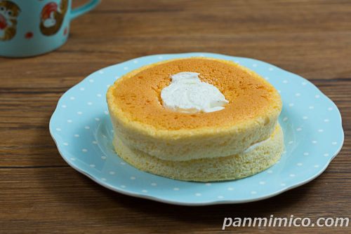 シフォンケーキ（バニラホイップ＆カスタード）【ヤマザキ】斜めから撮った写真