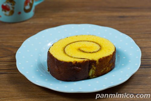 たっぷりたまご厚切りロールケーキ【ヤマザキ】斜めから撮った写真