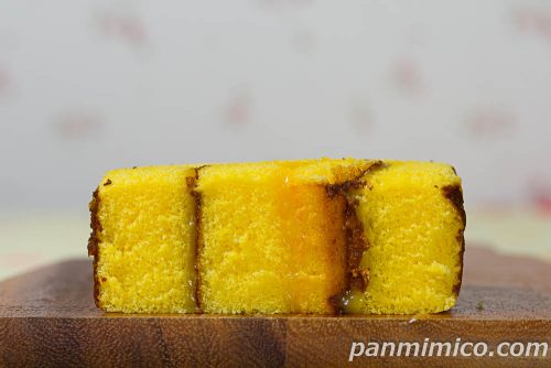 たっぷりたまご厚切りロールケーキ【ヤマザキ】断面の写真