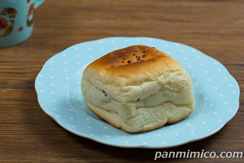 パンとエスプレッソと　コーヒークリームパン【ローソン】斜めから撮った写真