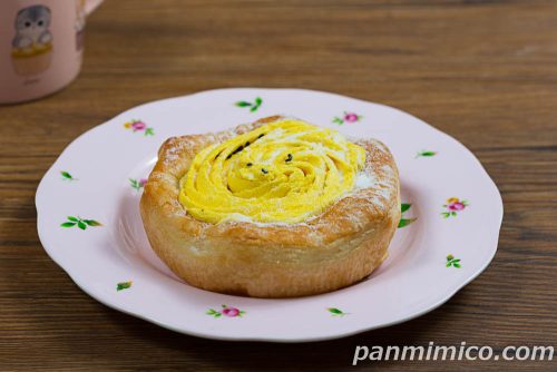 お芋のホイップデニッシュ【セブンイレブン】斜めから撮った写真