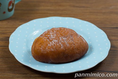 カスタードドーナツ（京都府産たまごのカスタード使用）【ヤマザキ】斜めから撮った写真