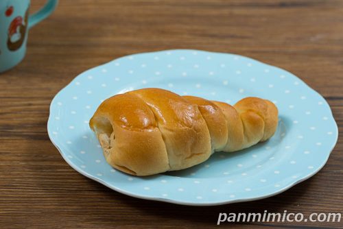 極生コロネ（生キャラメルホイップクリーム）【ヤマザキ】斜めから撮った写真