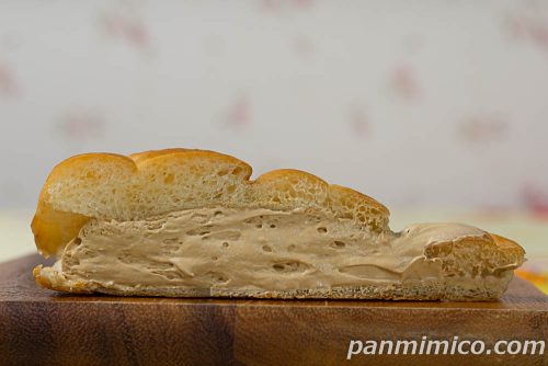 極生コロネ（生キャラメルホイップクリーム）【ヤマザキ】断面の写真