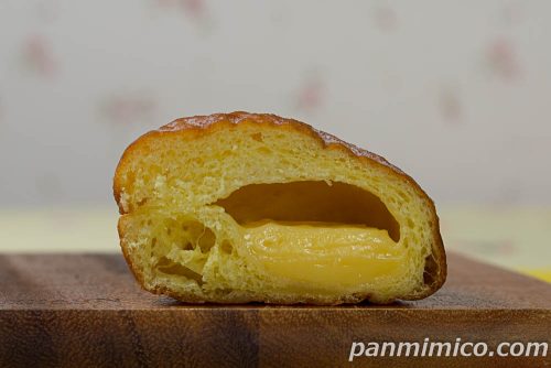 カスタードドーナツ（京都府産たまごのカスタード使用）【ヤマザキ】断面の写真