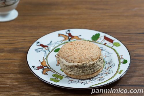 クリームたっぷり生ブッセ(カフェモカ風味)【ヤマザキ】斜めから撮った写真