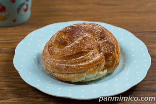 カスタードデニッシュサンド(京都府産たまごのカスタード使用)【ヤマザキ】斜めから撮った写真