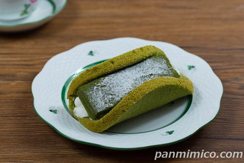 抹茶のテリーヌケーキ（辻󠄀利一本店宇治抹茶使用）【ヤマザキ】斜めから撮った写真