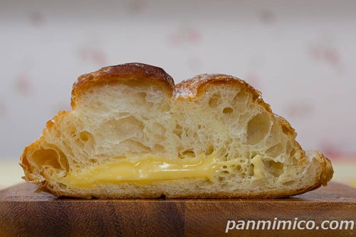カスタードデニッシュサンド(京都府産たまごのカスタード使用)【ヤマザキ】断面の写真