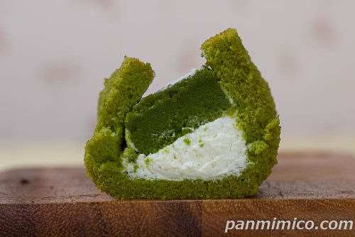 抹茶のテリーヌケーキ（辻󠄀利一本店宇治抹茶使用）【ヤマザキ】断面の写真