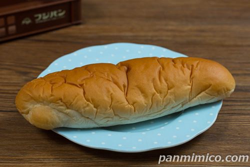 給食のコッペパン【フジパン】斜めから撮った写真