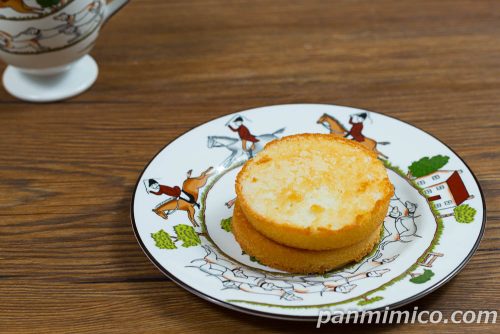 ダックワーズ風サンド カフェオレ【Pasco】斜めから撮った写真