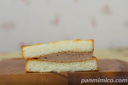 ダックワーズ風サンド カフェオレ【Pasco】断面の写真