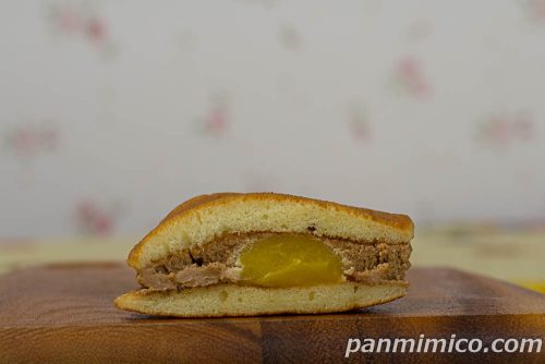 クリームたっぷり生どら焼(マロンあん&マロンホイップ)【ヤマザキ】断面の写真