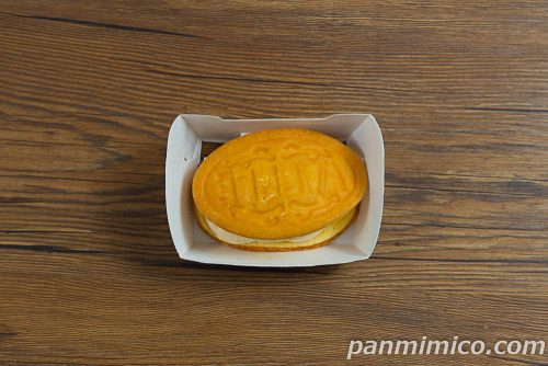 クリーーーーームワッフル　キャラメル【ファミリーマート】上から撮った写真