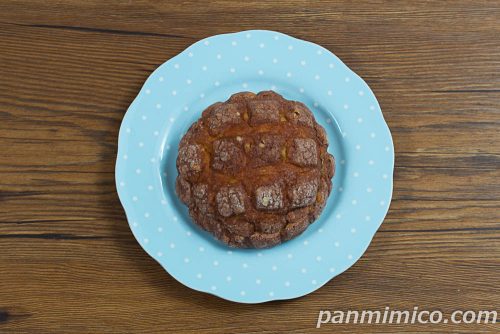 【安食雄二シェフ監修】ティラミスメロンパン　ヘーゼルナッツコーヒークリーム【ファミリーマート】上から撮った写真