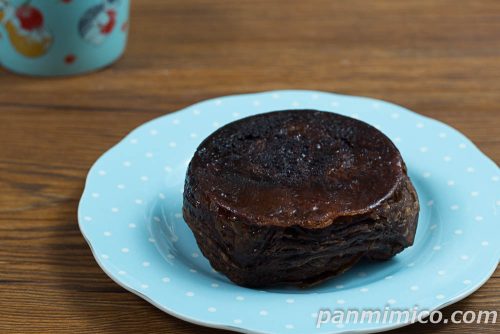 【安食雄二シェフ監修】焼きチョコクロワッサン　クイニーアマン仕立て【ファミリーマート】斜めから撮った写真