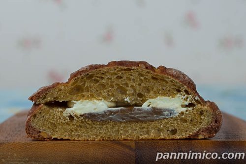 【安食雄二シェフ監修】ティラミスメロンパン　ヘーゼルナッツコーヒークリーム【ファミリーマート】断面の写真