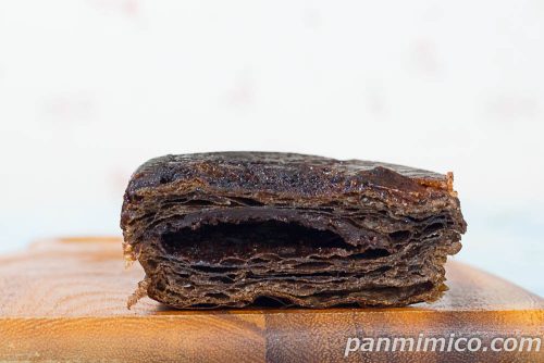 【安食雄二シェフ監修】焼きチョコクロワッサン　クイニーアマン仕立て【ファミリーマート】断面の写真