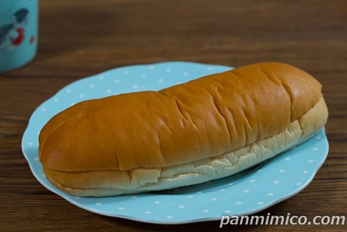 コッペパン(チーズ)雪印メグミルク監修【ヤマザキ】斜めから撮った写真