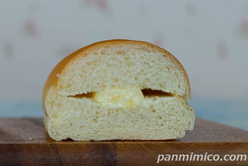 コッペパン(チーズ)雪印メグミルク監修【ヤマザキ】断面の写真