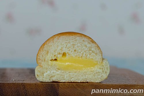 カスタードとリンゴのロール（京都府産たまごのカスタード使用）【ヤマザキ】断面の写真