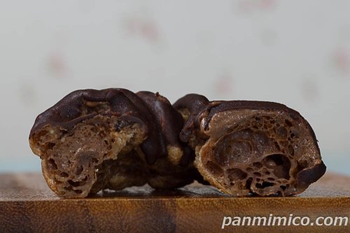 フレンチクルーラー(ダブルチョコ)【ヤマザキ】断面の写真