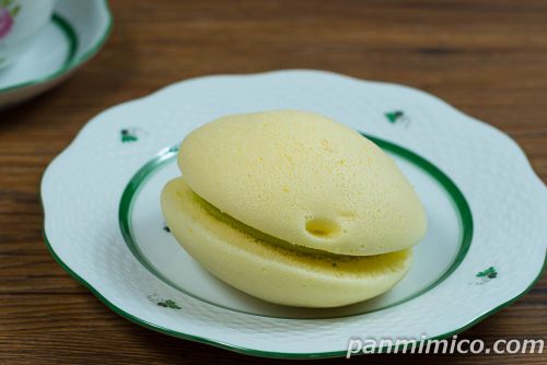 ふわふわスフレ（抹茶クリーム＆抹茶カスタード）【ヤマザキ】斜めから撮った写真