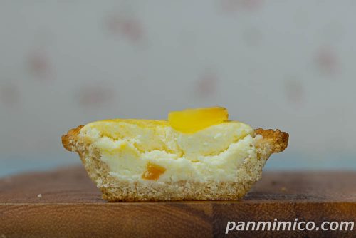 濃厚チーズタルト【プレシア】断面の写真