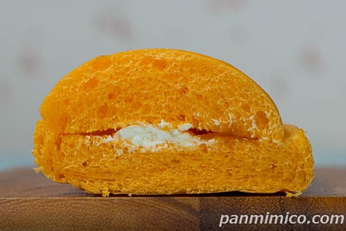 有田みかんのコッペ【セブンイレブン】断面の写真