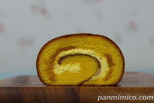 カステラロール(北海道産牛乳使用)4枚入【ヤマザキ】断面の写真
