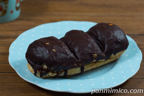 生ふわもちパン　生チョコホイップ【ローソン】斜めから撮った写真