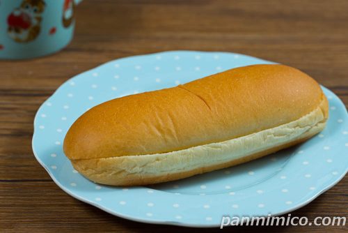 生コッペパン(りんご&カスタード)【ファミリーマート】斜めから撮った写真