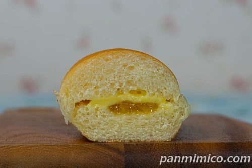 生コッペパン(りんご&カスタード)【ファミリーマート】断面の写真