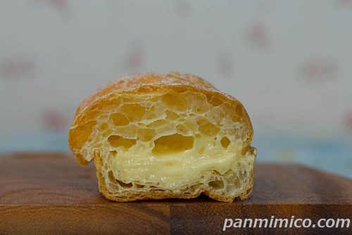 生ふわもちパン カスタードホイップ【ローソン】断面の写真