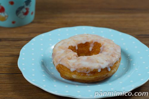 クロワッサンドーナツ（シュガー）【ヤマザキ】斜めから撮った写真