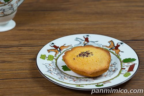 チョコクリームinマドレーヌ【ファミリーマート】斜めから撮った写真