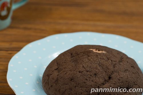 極生メロンパン（生チョコホイップ）【ヤマザキ】斜めから撮った写真