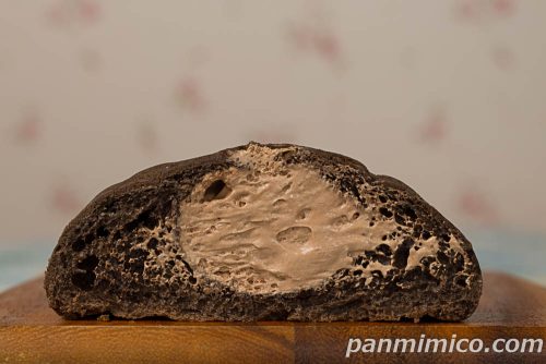 極生メロンパン（生チョコホイップ）【ヤマザキ】断面の写真