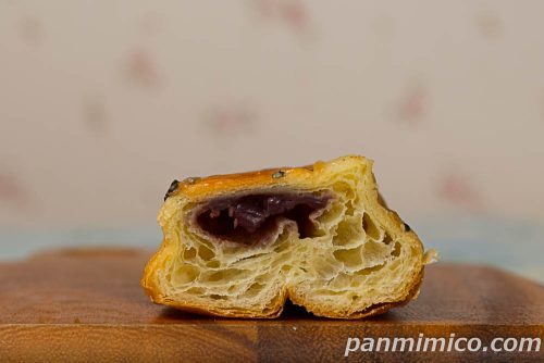 おいもとあんこのクイニーアマン【ヤマザキ】断面の写真