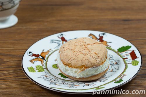 クリームたっぷり生ブッセ（りんご＆カスタード）【ヤマザキ】斜めから撮った写真