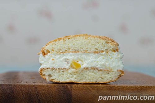 クリームたっぷり生ブッセ（りんご＆カスタード）【ヤマザキ】断面の写真