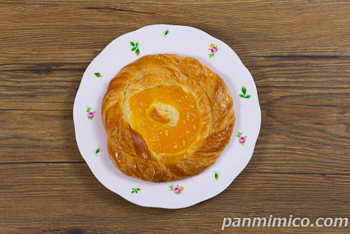 みかんのうずまきデニッシュ(和歌山県産みかんのゼリー使用)【ヤマザキ】上から撮った写真