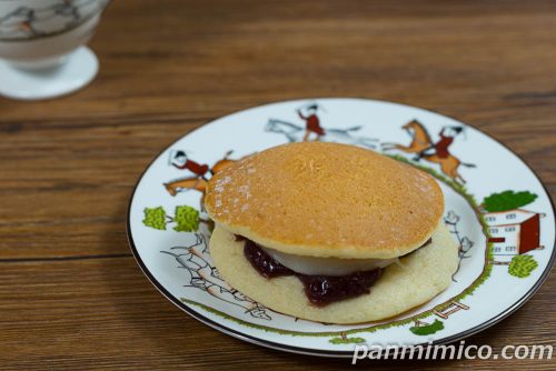 雪どら（カスタードホイップ大福＆つぶあん）【ヤマザキ】斜めから撮った写真