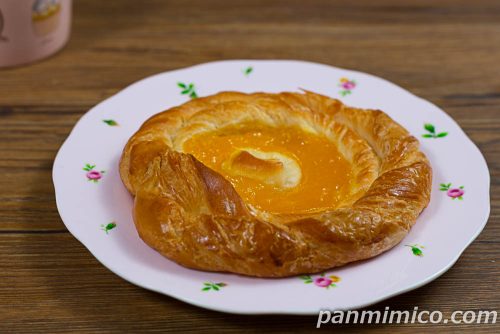 みかんのうずまきデニッシュ(和歌山県産みかんのゼリー使用)【ヤマザキ】斜めから撮った写真