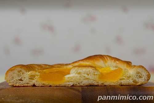 みかんのうずまきデニッシュ(和歌山県産みかんのゼリー使用)【ヤマザキ】断面の写真