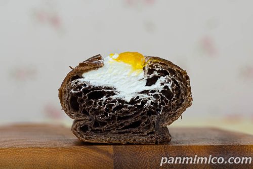 みかんとチョコのデニッシュ(和歌山県産みかんのゼリー使用)【ヤマザキ】断面の写真