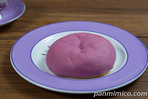 もちっと食感のおいもパン【ファミリーマート】斜めから撮った写真