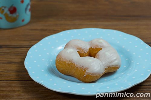 ピクミン　お花のドーナツ（バナナミルク味）【ファミリーマート】斜めから撮った写真