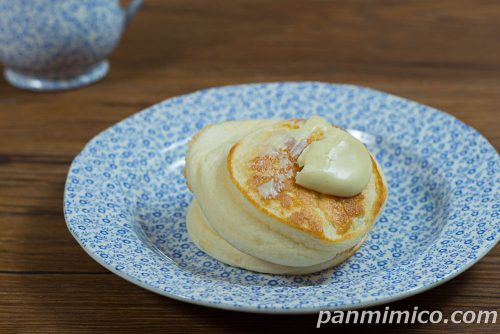 バターソースとふわふわパンケーキ【ローソン】斜めから撮った写真